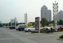 高亮屏廣告機(jī)選用超薄高亮屏?xí)心男┯绊懀? /></div>
											<dl>
												<dt>高亮屏廣告機(jī)選用超薄高亮屏?xí)心男┯绊懀?/dt>
												<dd>首先，為什么戶外高亮液晶屏需要做那么厚？簡(jiǎn)言之，這是由戶外高亮液晶屏的特殊使用環(huán)境、整機(jī)的特殊性能決定的。</dd>
											</dl>
										</a>
									</li>
                                                                        <li>
										<a href=